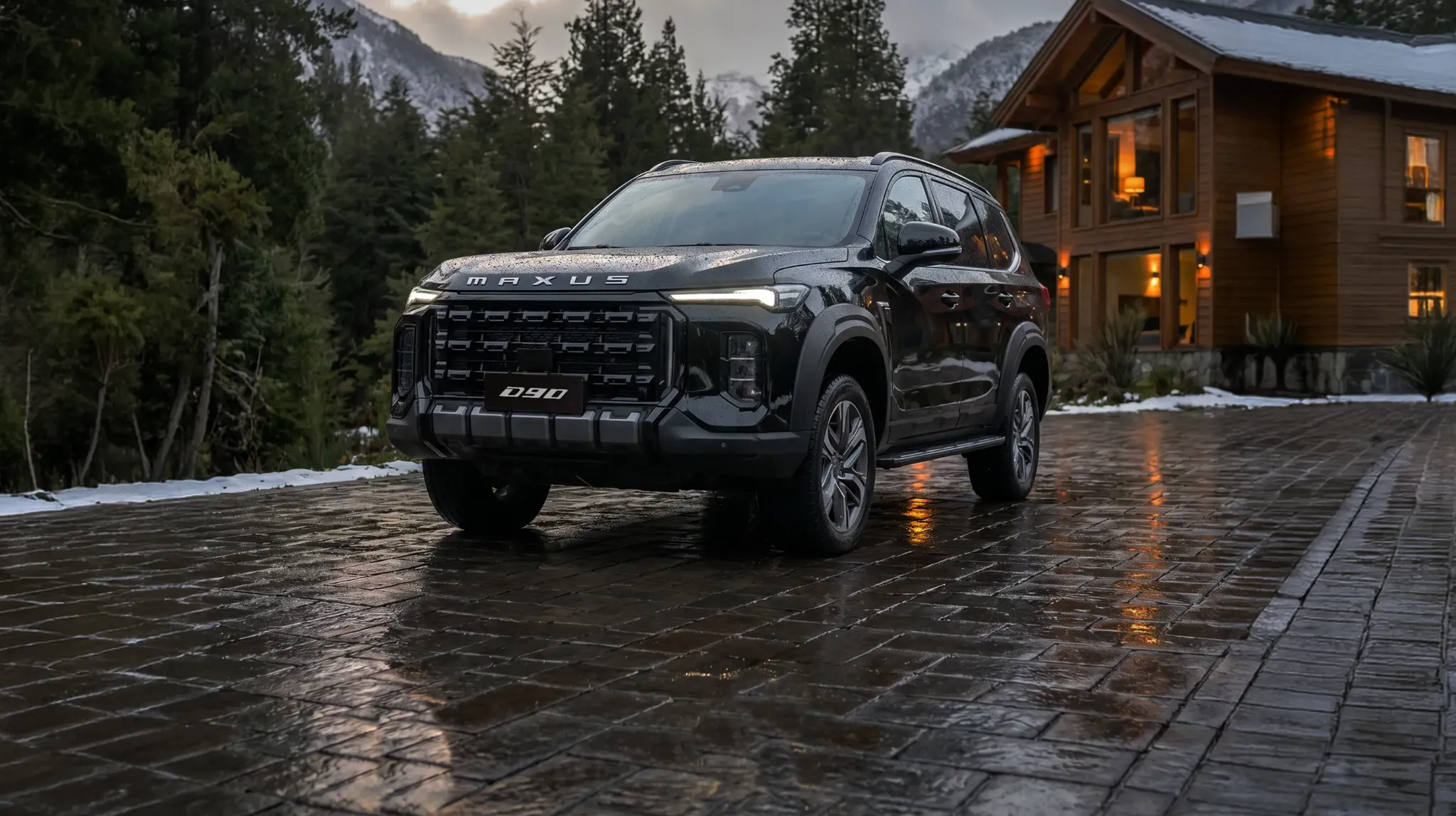 MAXUS D90 negra frente a una casa de montaña
