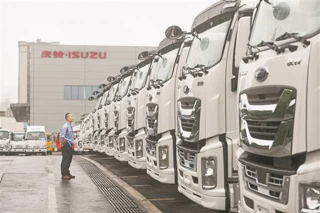 Camiones Qingling-Isuzu en instalaciones industriales de Chongqing