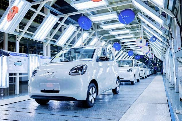 Wuling MINI EV blanco en la línea de producción